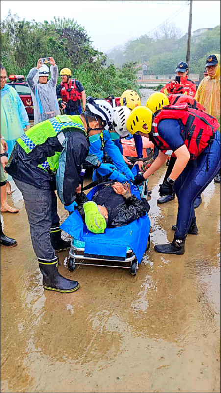 雨炸苗栗》大水困頭份翁、獅潭落石阻1車3人 均獲救