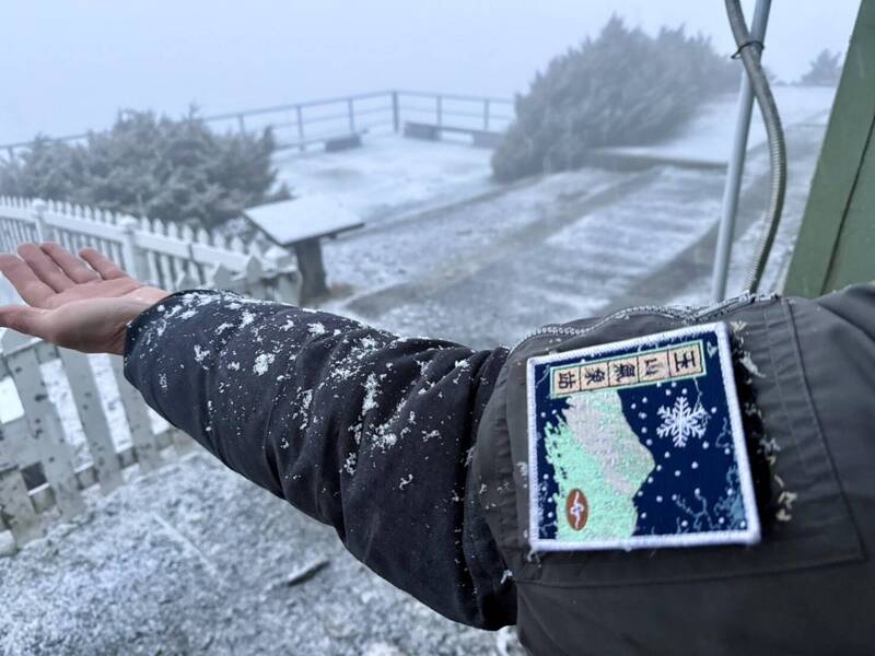 玉山昨晚飄雪今積雪僅3山友登頂 玉管處︰小心步道結冰濕滑