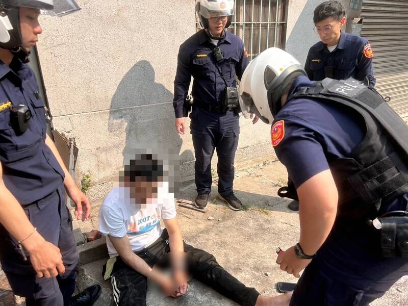 毒品通緝犯見警闖紅燈逃竄  翻牆失足卡防火巷落網