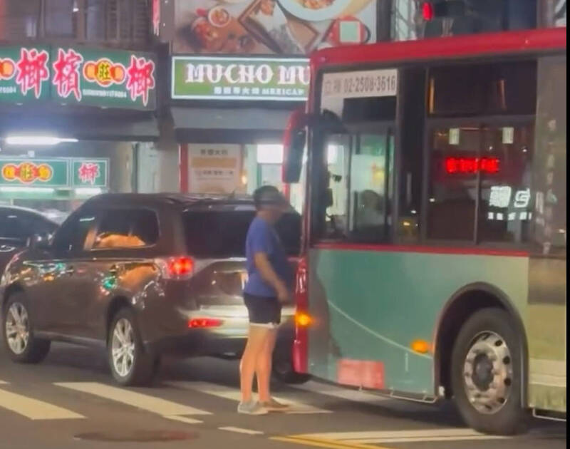 高雄公車遭轎車突攔路 街頭爆發行車糾紛