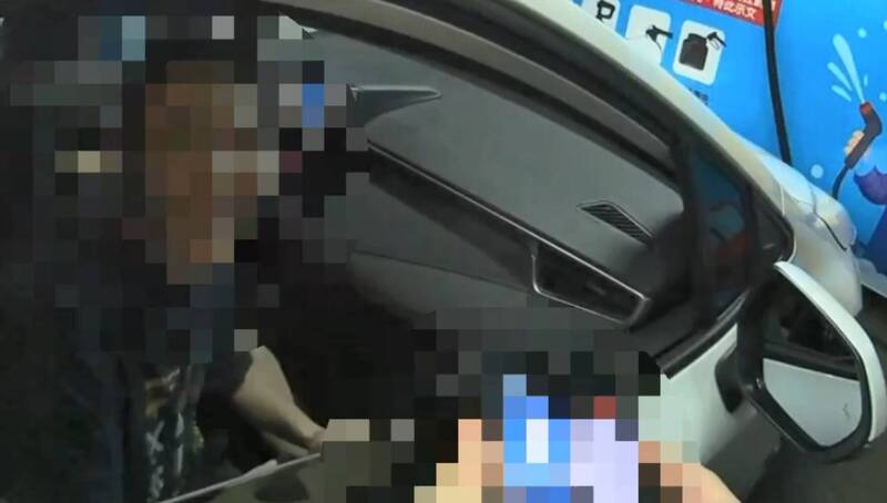 停自助洗車場方式不同又不洗車 警查覺有異搜出喪屍煙彈