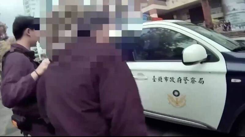 男子西門町大吼大叫 警方在背包內查扣水果刀