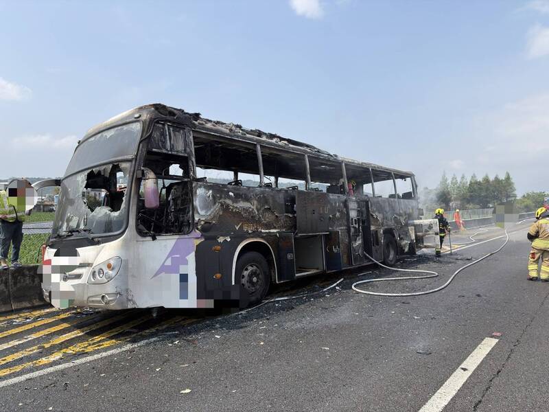 客運國道火燒車！ 運將聽「怪聲」警覺 靠邊急疏散9乘客逃生