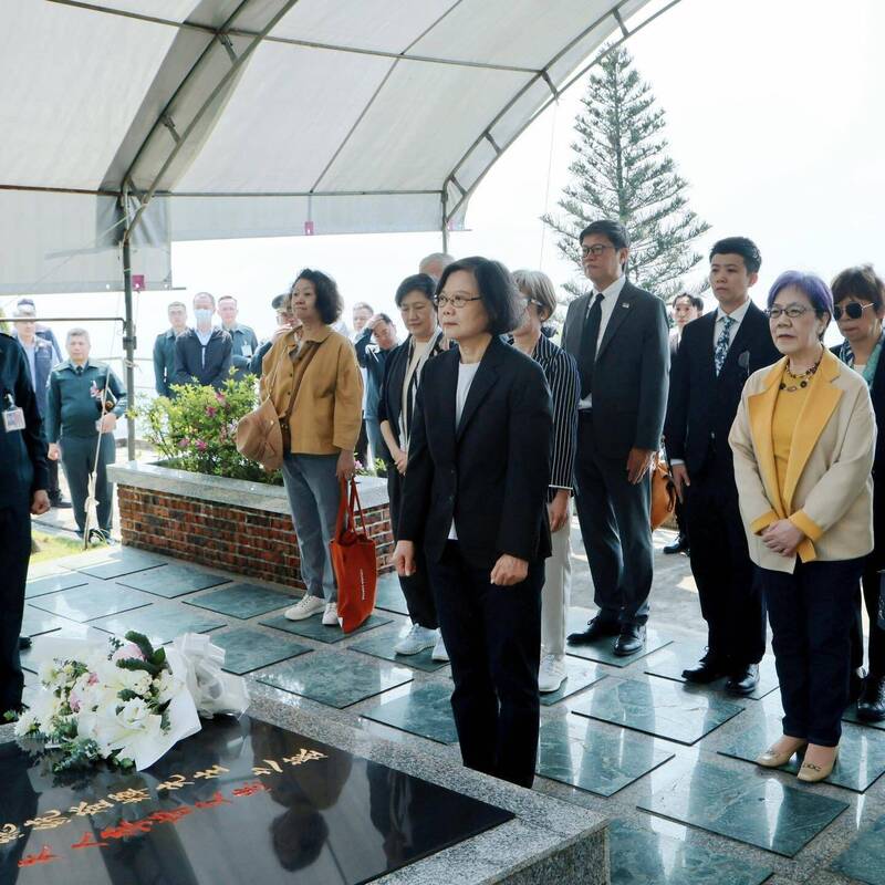 清明追思李登輝、史明 蔡英文：傳承民主 讓台灣走得更穩、更遠