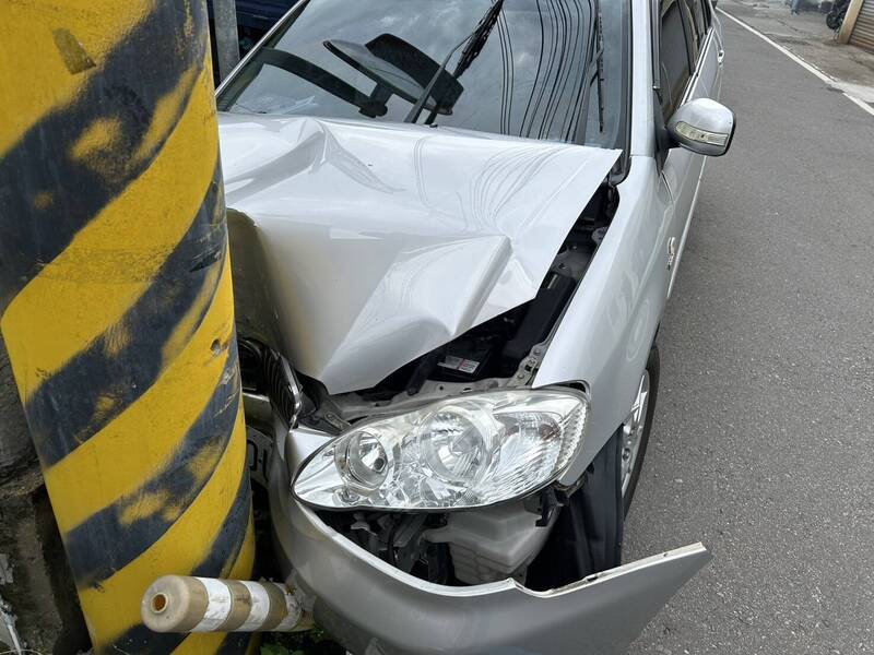 婦人開車載一家五口  疑精神不濟自撞電桿3傷