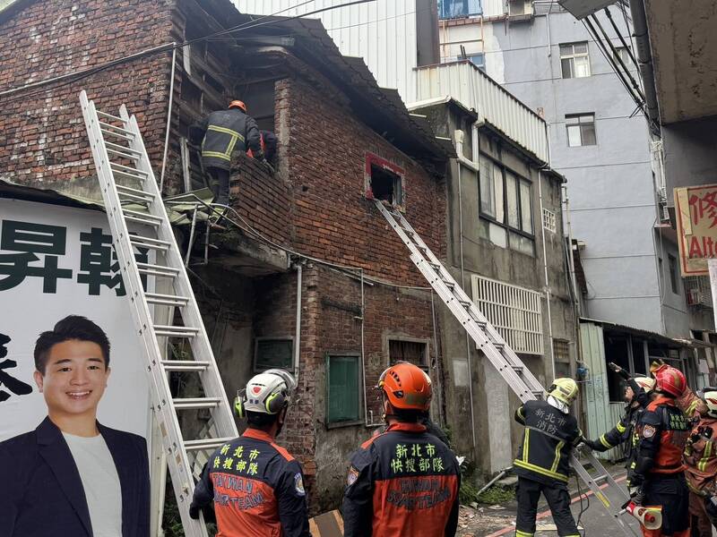 土城民宅屋頂塌1人腿部被壓受困 消防44人、20車救援中