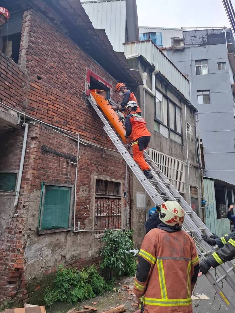 土城2層樓民宅屋頂坍塌 住戶「暫無須安置」公所持續關心