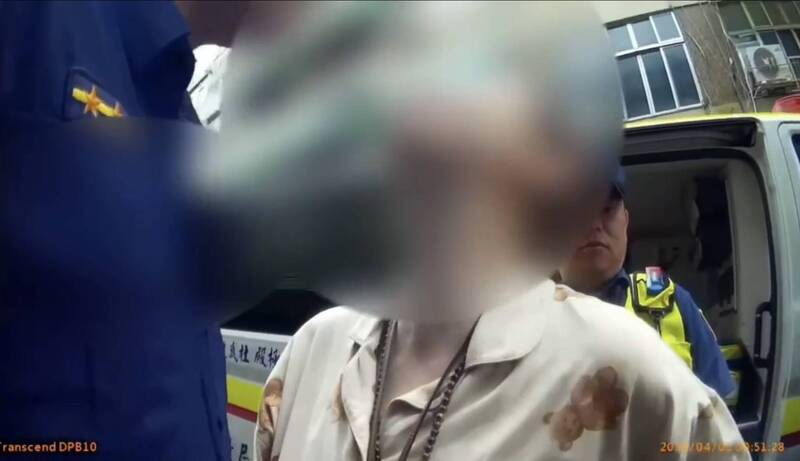 停電檢修被惹惱 高雄悍婦持械砸台電工程車、吐警口水