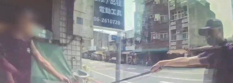 家將上身?台南「酒空」抄陣頭刀上街咆哮 2警持警棍喝斥制伏