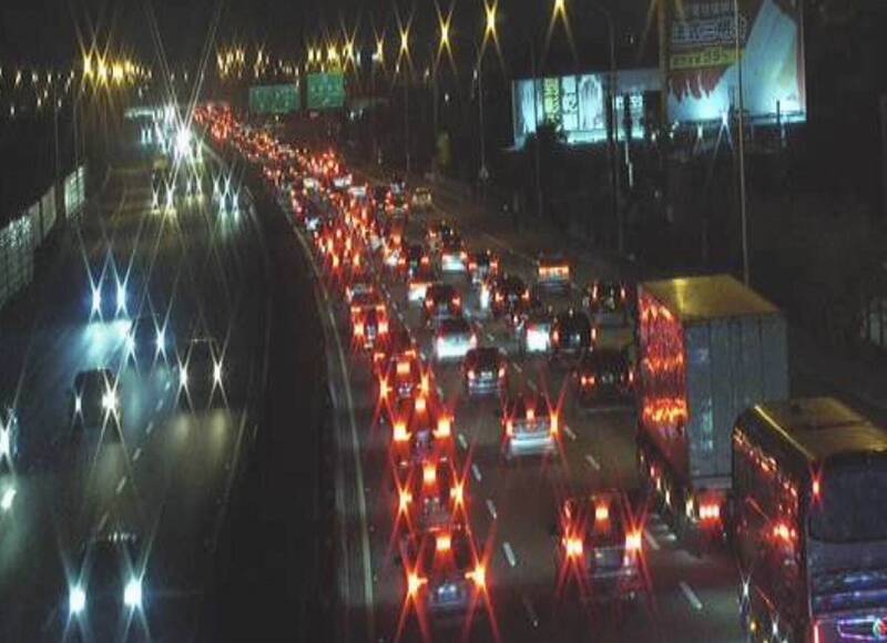 塞瘋了!連假車潮提前北返 國1彰化北上入夜回堵20公里