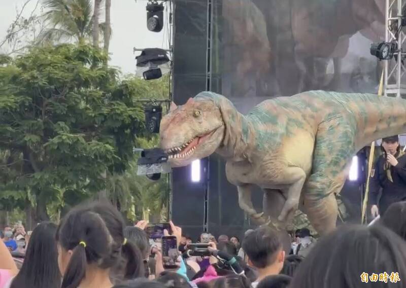 雨停了恐龍現身!衛武營「酷樂園」單日爆28萬人次 再創高雄熱潮