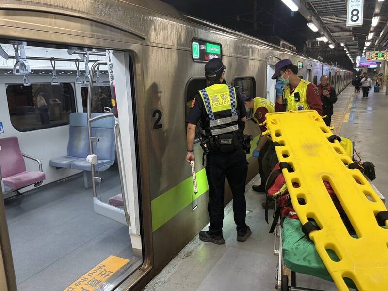 命大！男闖台鐵中壢站軌道被車撞急躲「避車坑」 僅受擦傷送醫