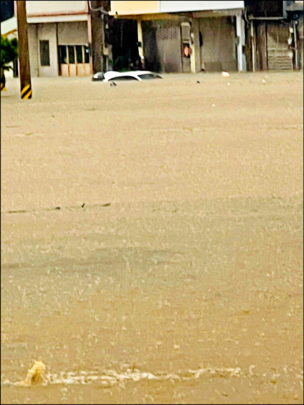 苗栗慘淹 明天又有鋒面到/西半部3小時降雨量可能破百毫米 外出需留意