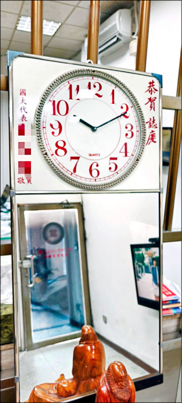 好心老闆救急 收購復古「老鏡鐘」