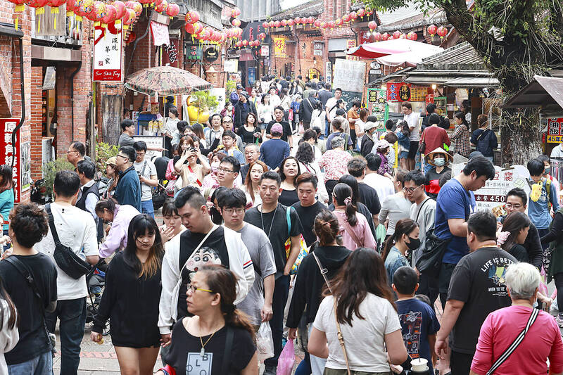 《TAIPEI TIMES》NDC report to forecast rapid population drop, sources say