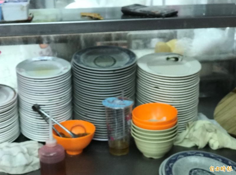 台灣小吃店超常用!美耐皿裝熱食恐藏毒 萬人憂心:為何不禁?