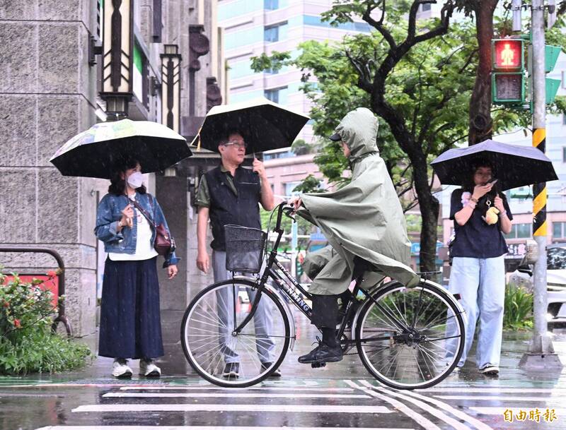 南高屏大雨特報! 明又一波鋒面接近 各地防雷雨
