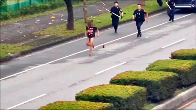 移工搶超商熱狗 持刀暴走 竄民宅砍1家3口 傷4警