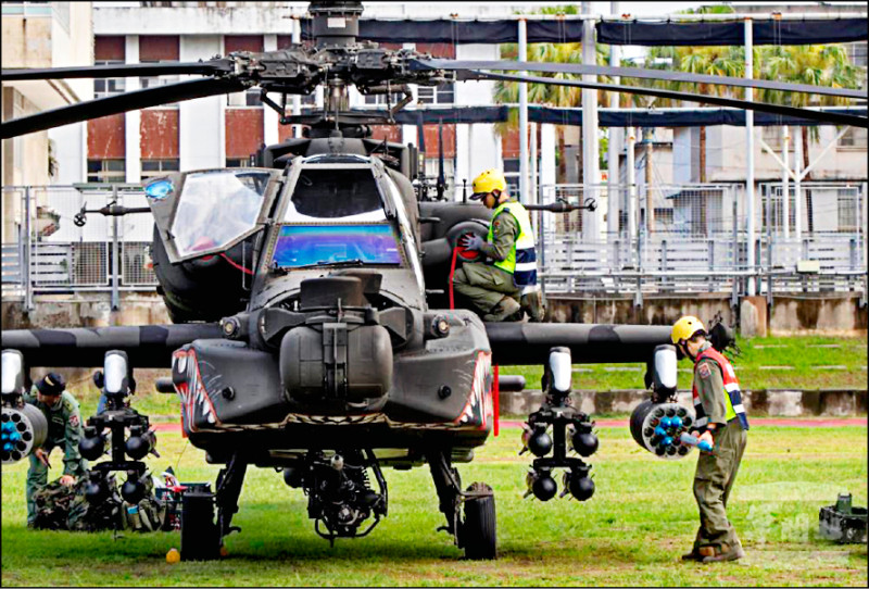 降落大學校園操演 「猛虎」阿帕契 展國軍戰力
