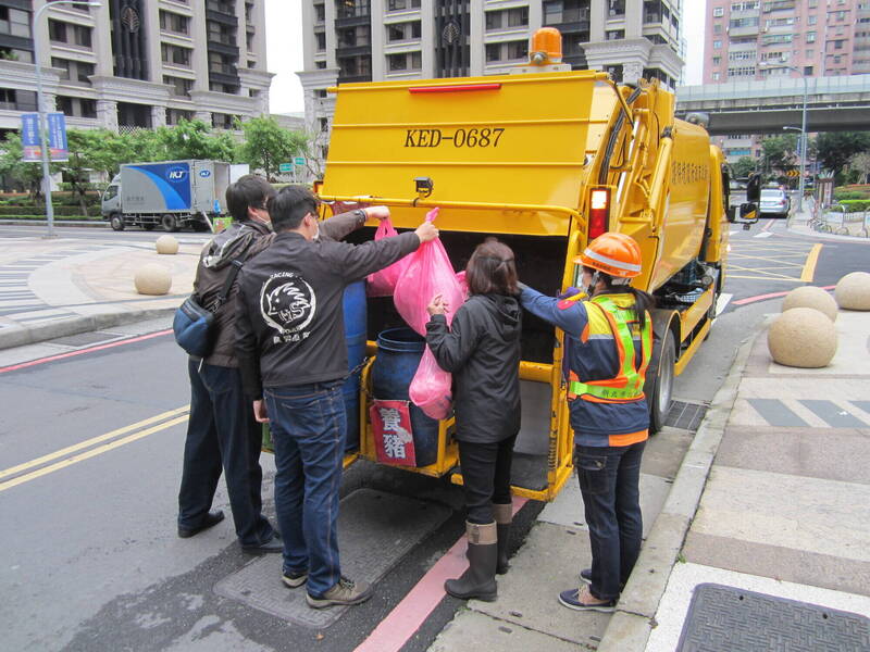 新北擴大推定時定點垃圾收運 塭仔圳重劃區設專用避車彎