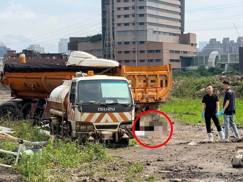 新北泰山死亡車禍!曳引車撞進工地 路人遭爆頭輾斃