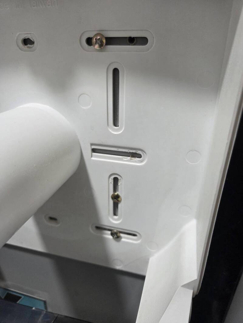 高雄大賣場廁所驚見可疑小孔 原來是釘螺絲釘