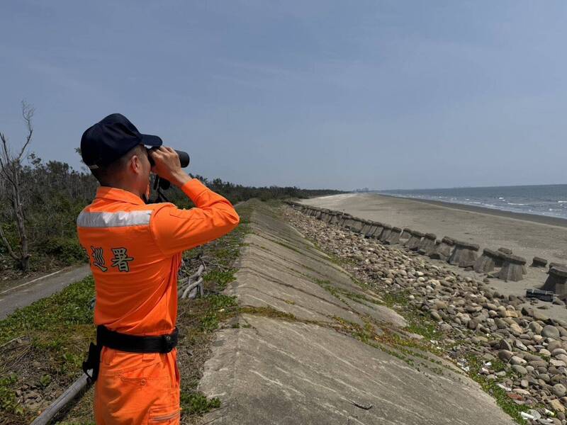 曾文溪口疑中國動力小艇搶灘 海巡逮1台籍通緝犯偷渡回台