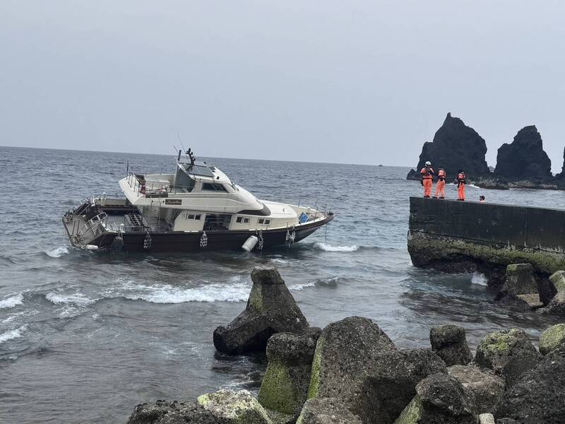 綠島潛水船擱淺!20潛水客跳船逃生 船體拖回途中斷裂沉沒
