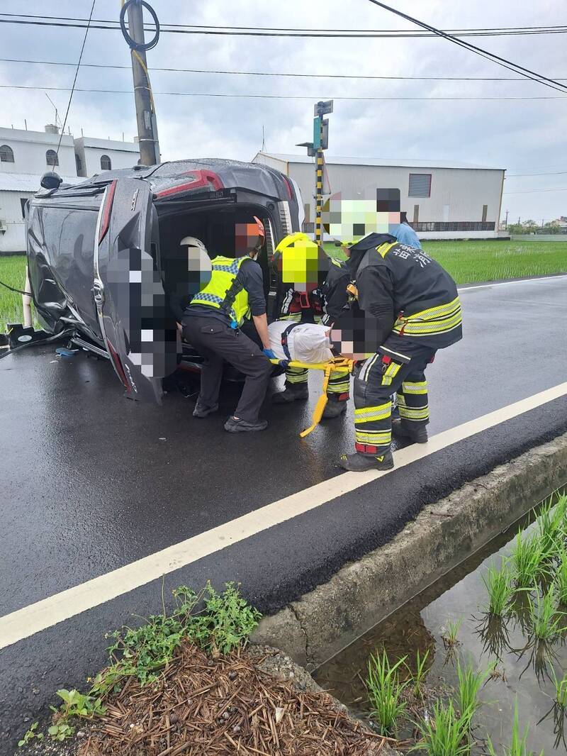 苗栗苑裡路口兩車對撞！轎車噴飛撞號誌桿後翻覆 駕駛老翁送醫