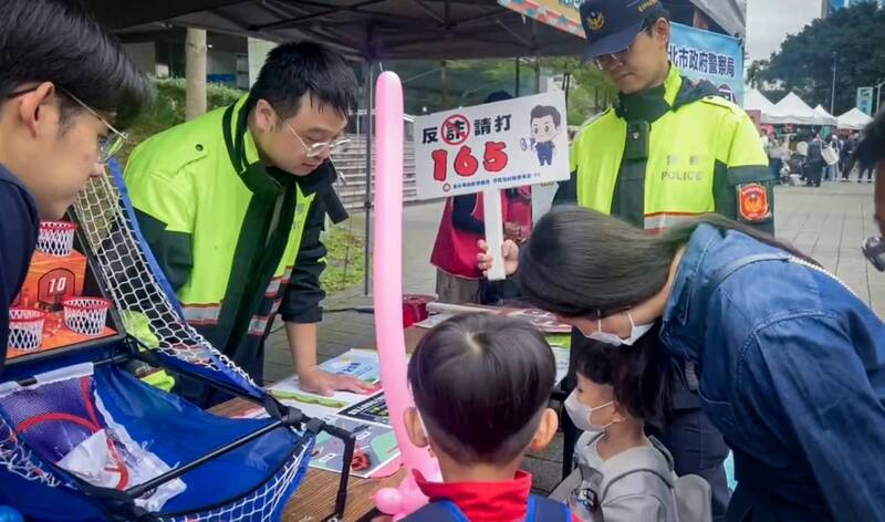 南港分局與教會攜手辦嘉年華會 Q版警娃「熱血傳愛」藝起發聲防詐