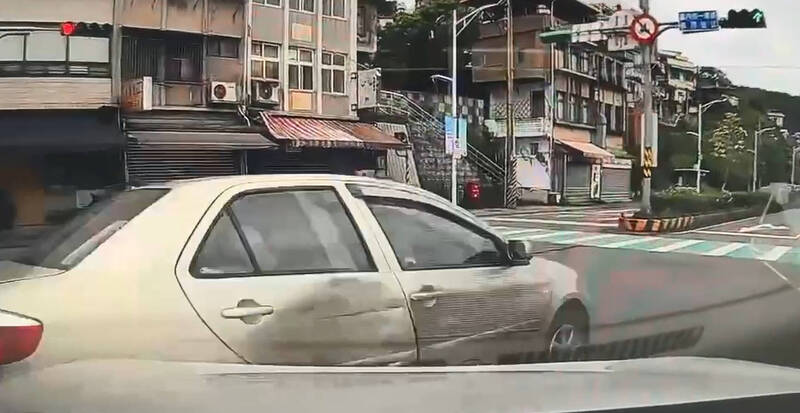 男子違規迴轉撞飛直行車 驚悚影像曝