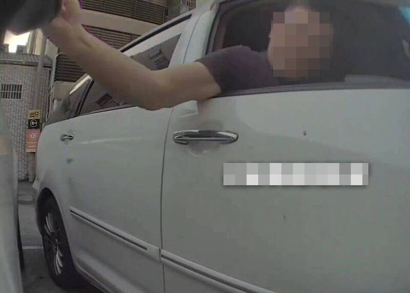 男子朝特斯拉潑檳榔渣、折斷後照鏡    哨兵模式全都錄