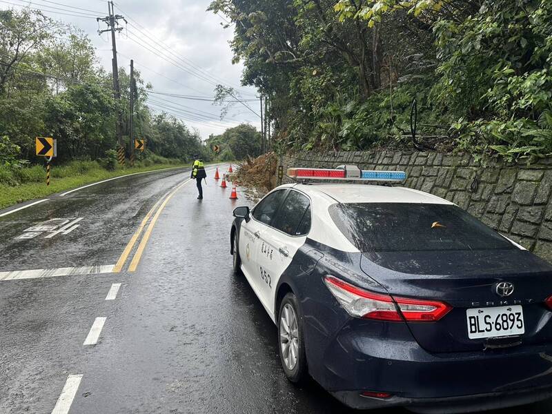 清明連假豪雨侵襲 桃園龜山大坑路土石滑落阻車道