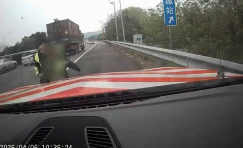 驚險!9歲男童逆闖國3竹林交流道 警急抱離險境