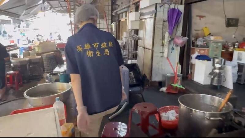 高雄五甲也傳春捲臭酸遭稽查 業者喊冤:買回去放了5小時才吃