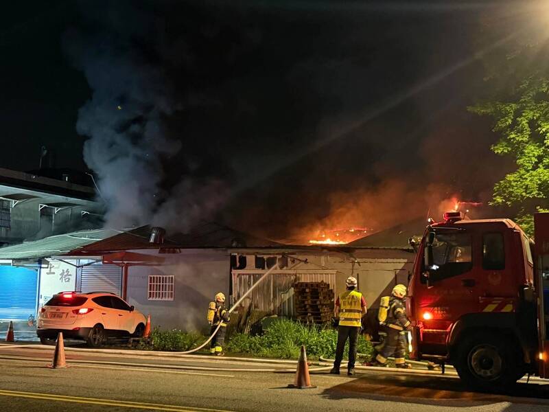 大溪木造家具工廠濃煙竄升 火勢獲控制、無人受困