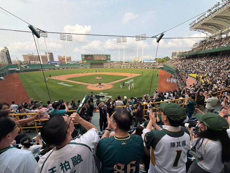 澄清湖棒球場湧1.6萬球迷!邱俊憲:透過開發案爭取大螢幕更新