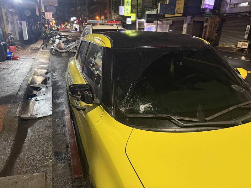 超衰!深夜行車經過大里大明路 醉漢衝出狂砸擋風玻璃、後照鏡