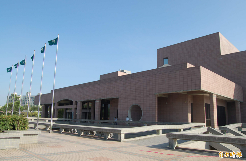 退役解放軍來台穿五星旗「想買軍警票」 高美館人員1句話KO!