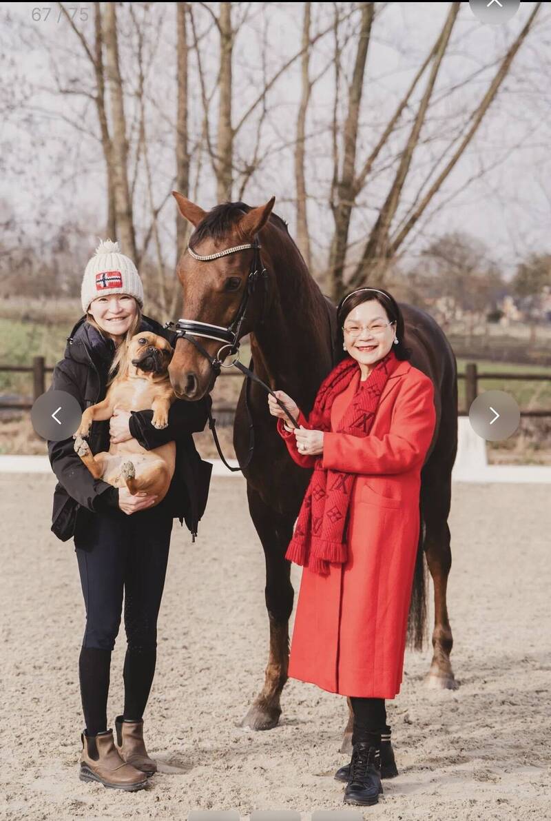 牛津化學博士、亞運馬術國手張玉潔 偕母捐20萬元挺台東大學棒球場