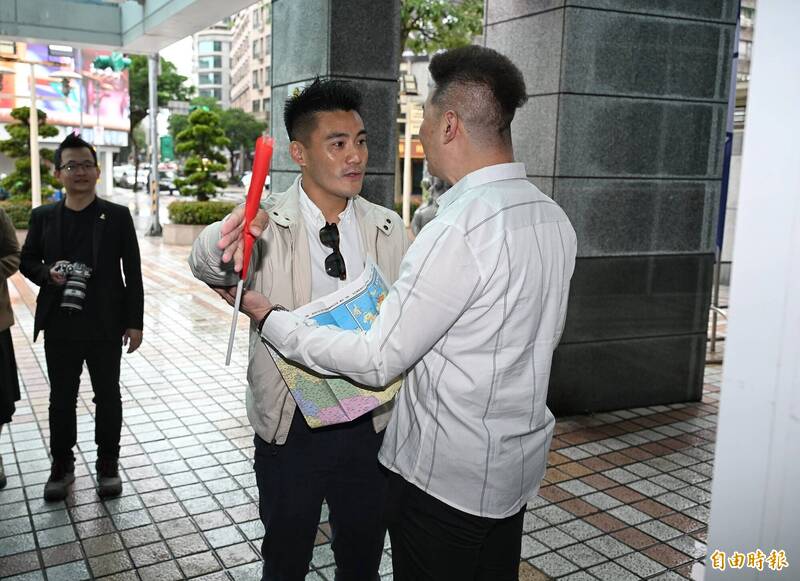 鄭麗文去中國見習近平 前青年軍送中華民國國旗、全圖被擋