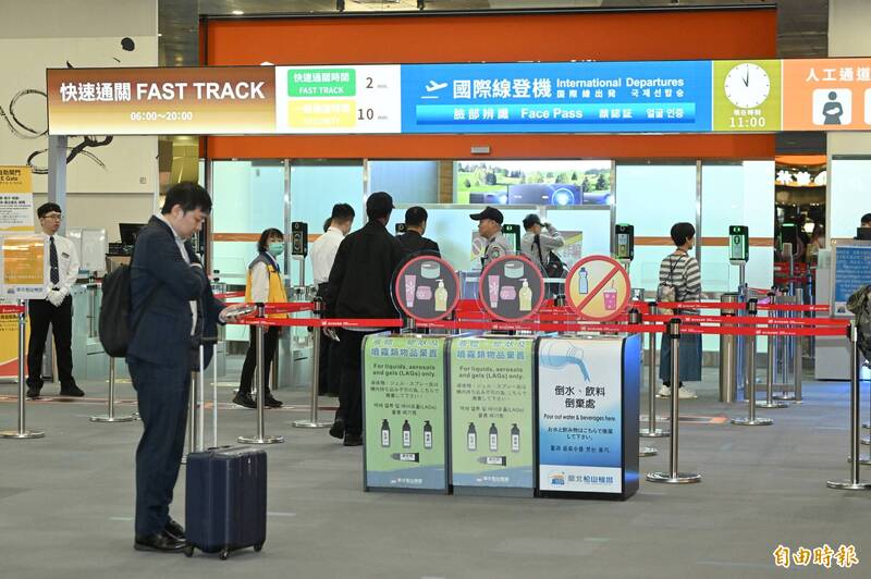 怕什麼?鄭麗文從松機商務通關離境 大批媒體二樓離境大廳等候撲空