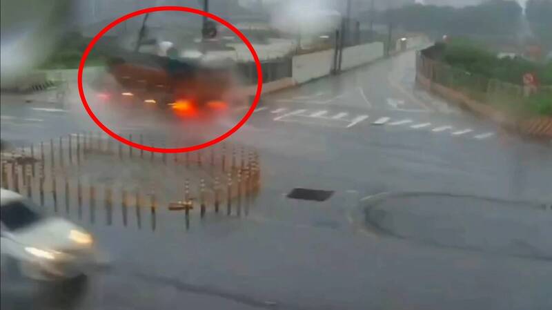 新北聯結車打滑大甩尾輾斃無辜路人 死者遺物「白手套」推測可能為工人