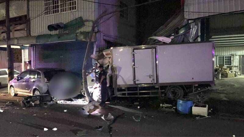 畫面曝光!凌晨失控衝撞號誌桿變C形 物流司機受傷送醫