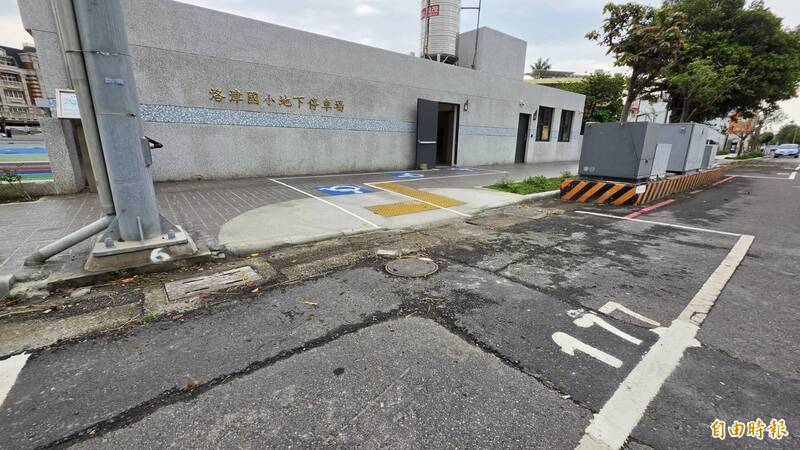 傻眼！全國首見地下停車場兼滯洪池 無障礙步道出入口竟是「停車格」！