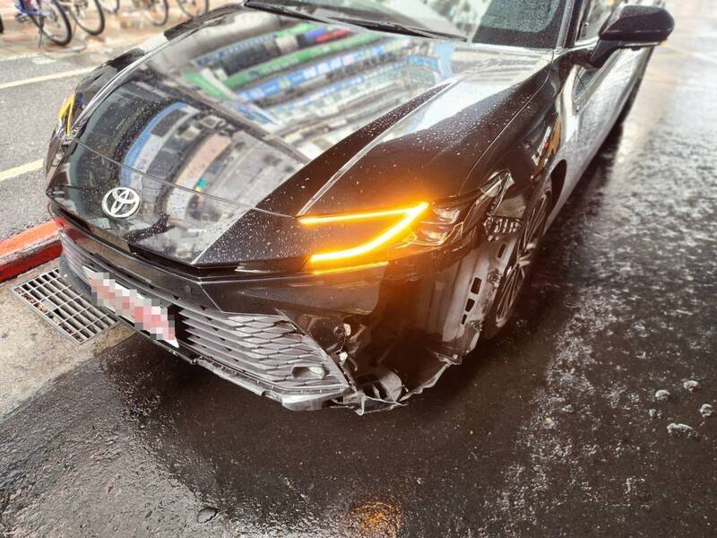 北市元計程車司機停紅燈疑分心誤踩油門暴衝 撞倒5騎士釀4傷