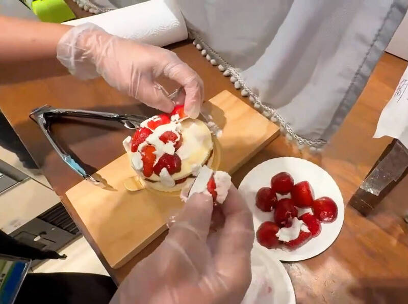 慶生變驚嚇!高雄漢神巨蛋甜點店草莓蛋糕驚見「發霉長毛」