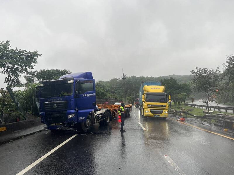 天雨路滑台62線貨櫃車失控自撞護欄  駕駛受傷送醫