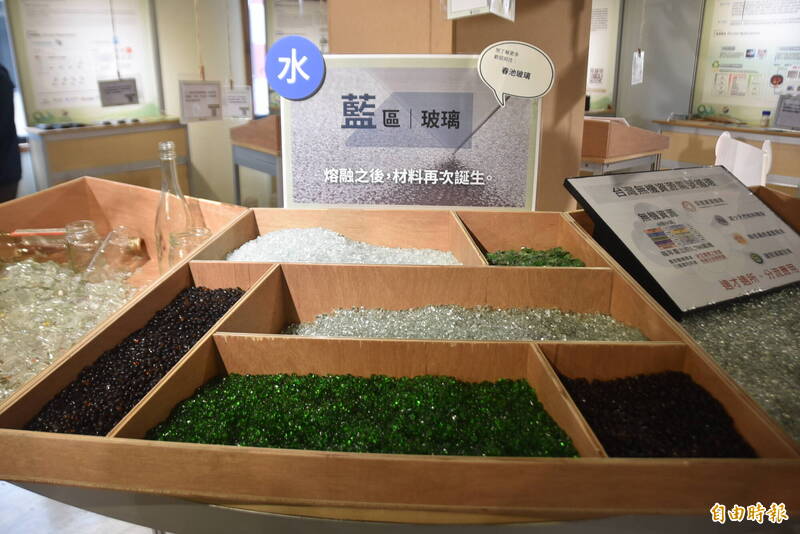 環境部舉辦「無機循環再設計展」，採用五行意象，將老舊建物回收的玻璃代稱為「水」，可透過回收程序，重新賦予生命。（記者吳柏軒攝）