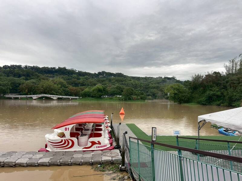 竹市青草湖成春雨雷擊重災區 天鵝腳踏船水域活動全面暫停